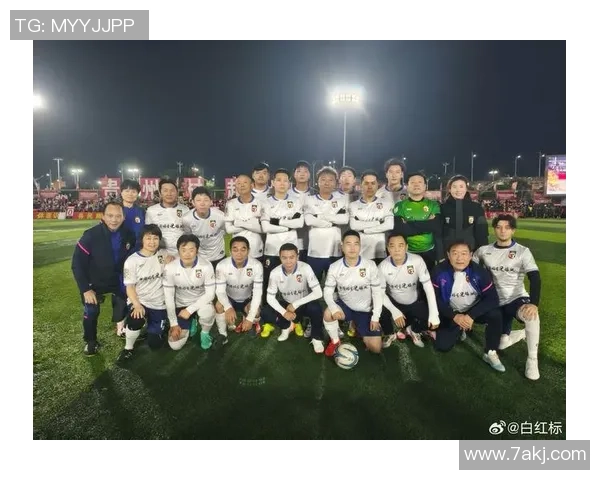 足球明星齐聚一堂共同庆祝荣誉时刻的精彩合照分享